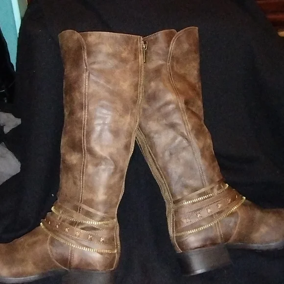 Kohl's brown leather boots. - Picture 3 of 10